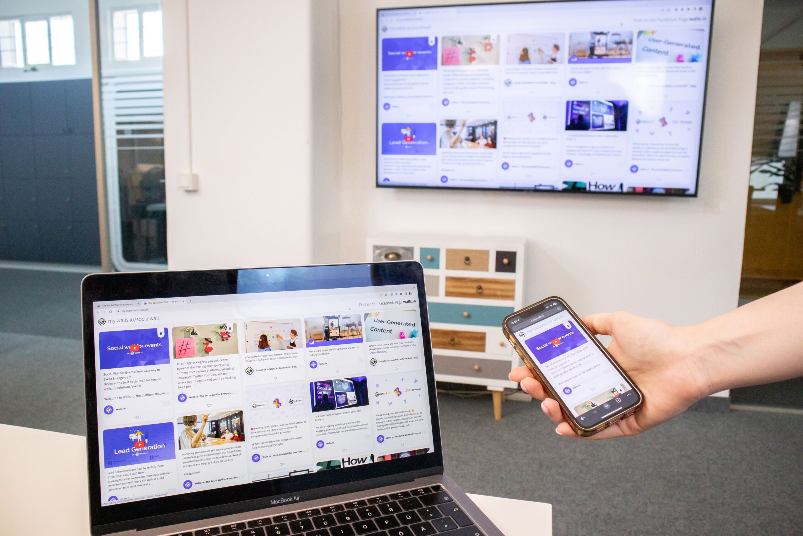 Laptop, smartphone and digital display sharing content in a modern office. Photo by Walls.io / Pexels.